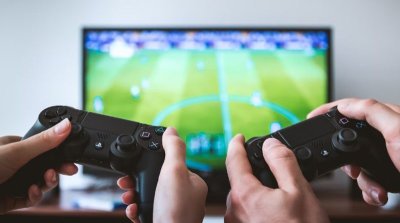 از PES تا FIFA: مقایسه دو فرنچایز محبوب بازی‌های ویدیویی فوتبال